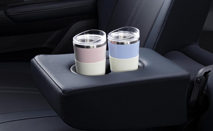 1660190059-1636123270-2nd-row-arm-rest-with-cup-holderjpgjpg